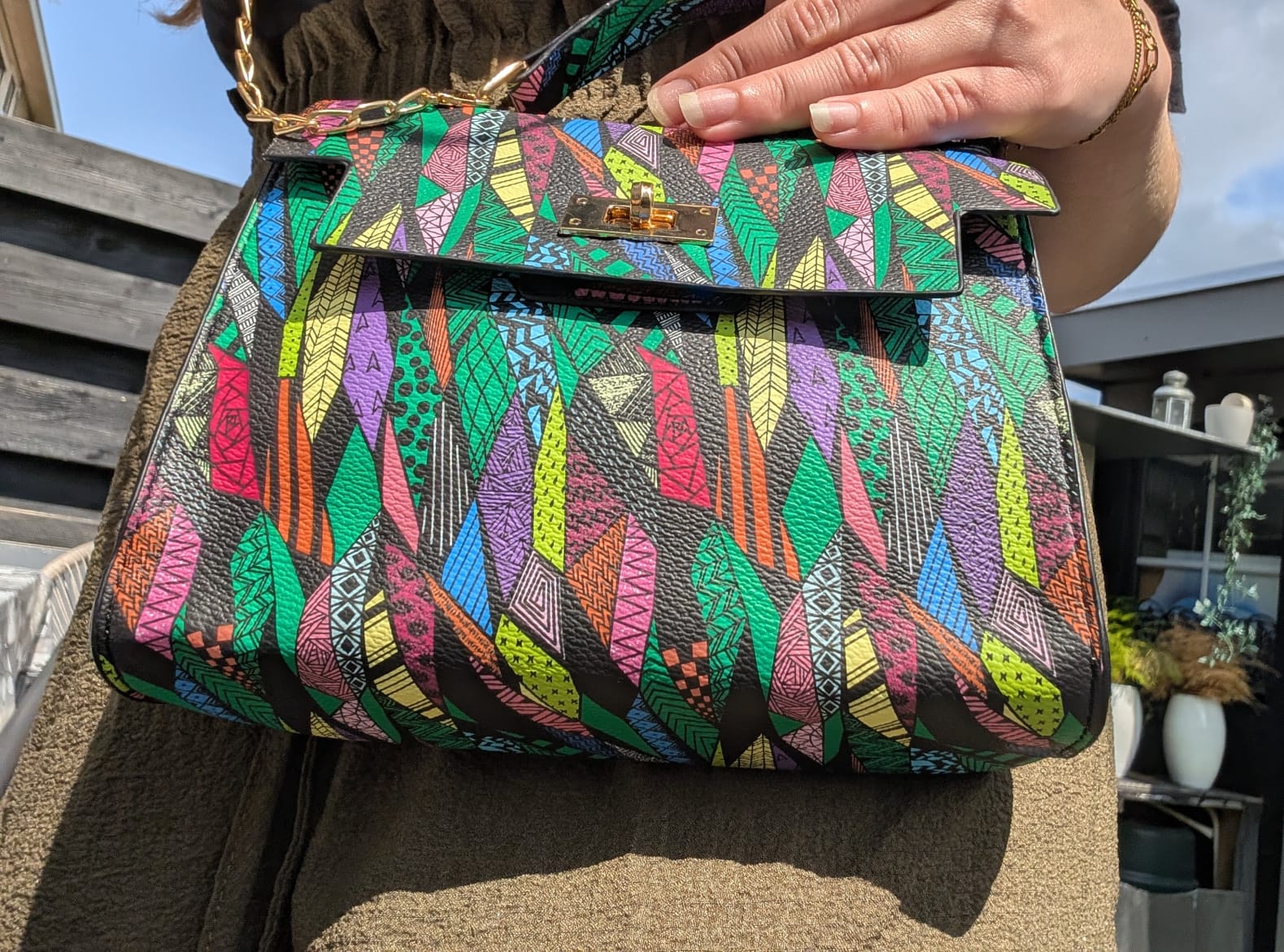 Pak de aandacht met deze kleurrijke tas