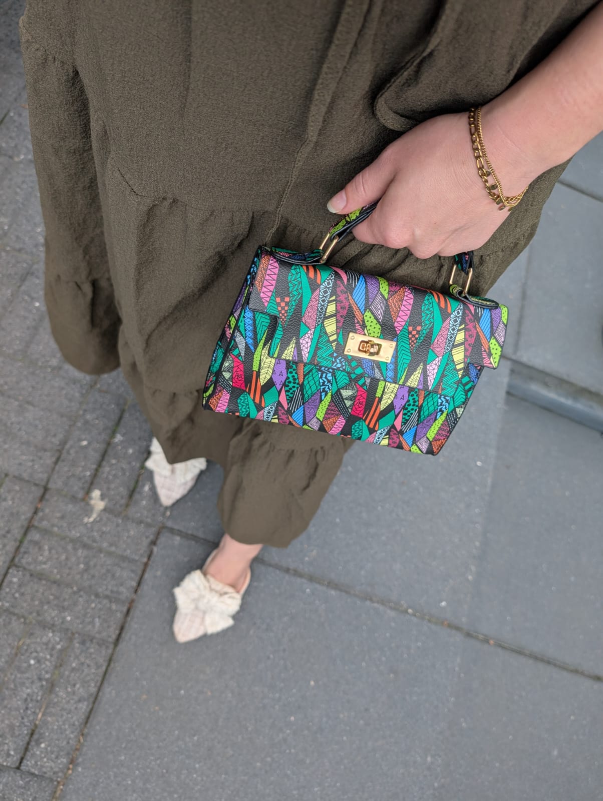 Pak de aandacht met deze kleurrijke tas